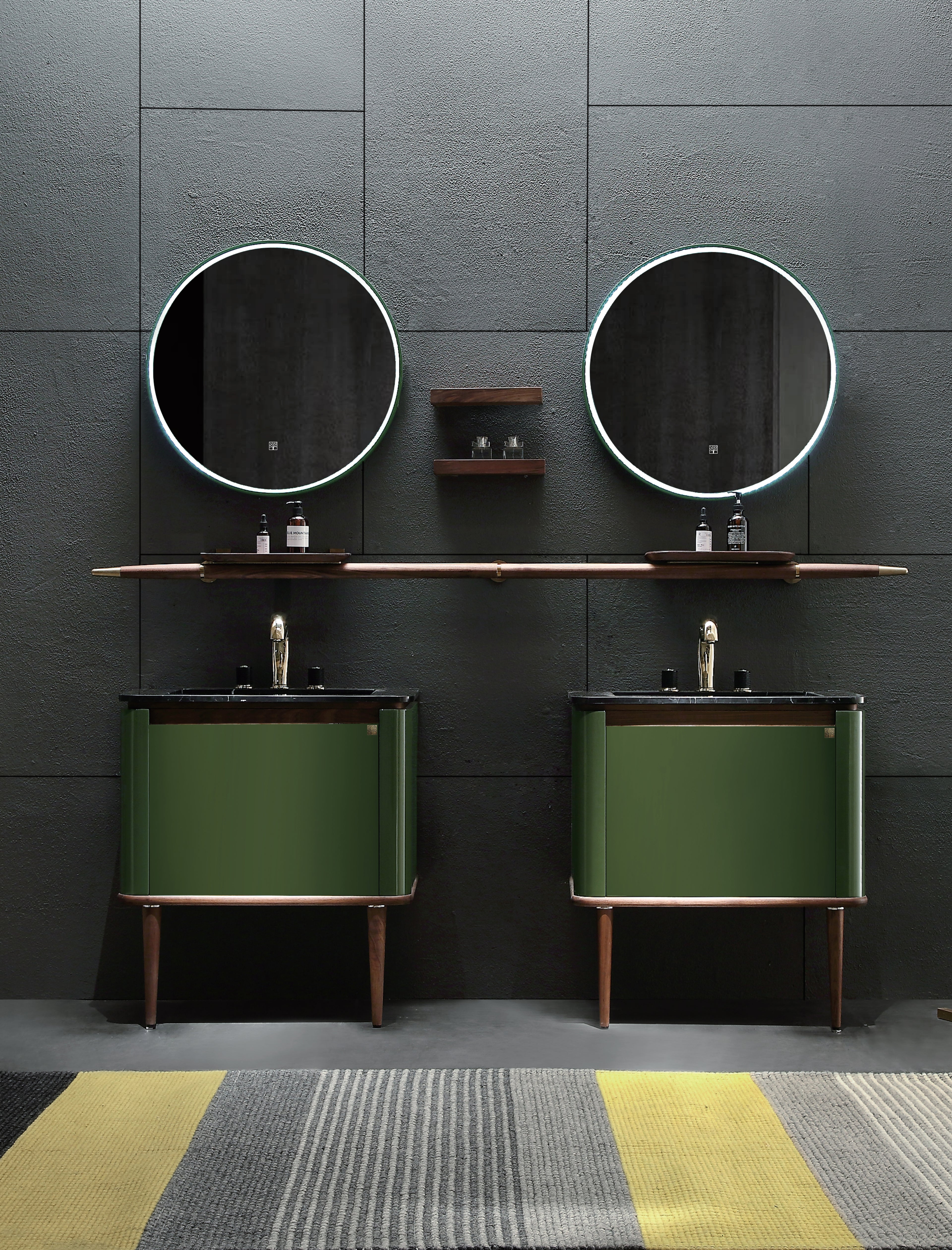 Eterra His & Hers 75 cm doble baderomsmøbler i speilblank mosegrønn pianolakk. Eterra har avrundede former og detaljer i valnøtt og børstet messing, og benkeplate med nedsenket servant i sort marmor. Tilbehør er en lang håndklestang med fastmonterte hyller , et rundt speil til hver servant og to vegghyller i valnøtt. 