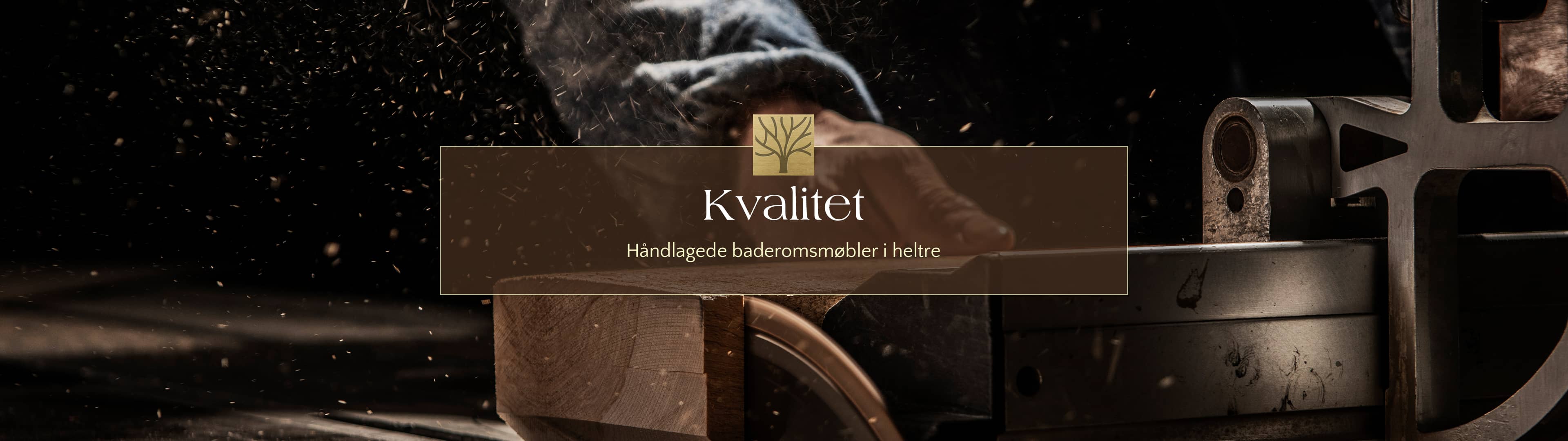 Brandt Bad Kvalitet Banner. Bilde fra fabrikken der en mannehånd kapper en trebit på en bordsag, mot mørk bakgrunn.