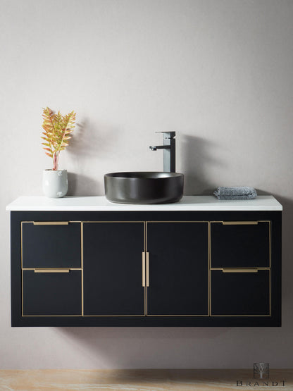 Moderne 120 cm Sort Vegghengt Baderomsmøbel fra Brandt Bad sett forfra. Omramming, håndtak og detaljer i messing. Benkeplate i Hvit Quartz kompositt med Sort Bollevask.