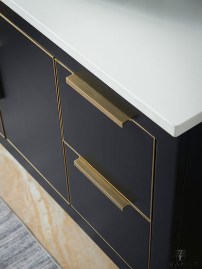 Hjørne på Benkeplate i Hvit Quartz Kompositt på Moderne Vegghengt Servantskap i Heltre fra Brandt Bad med omramming, håndtak og detaljer i Messing.