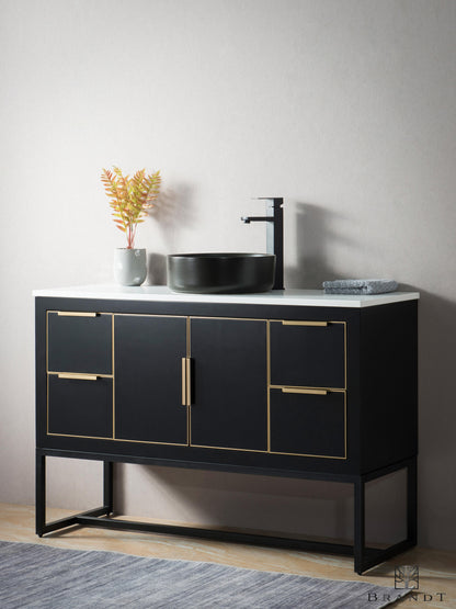 Moderne 120 cm Sort Gulvstående Baderomsmøbel fra Brandt Bad sett skrått forfra. Rammebein i Sort Metall. Benkeplate i Hvit Quartz Kompositt med Sort Bollevask.