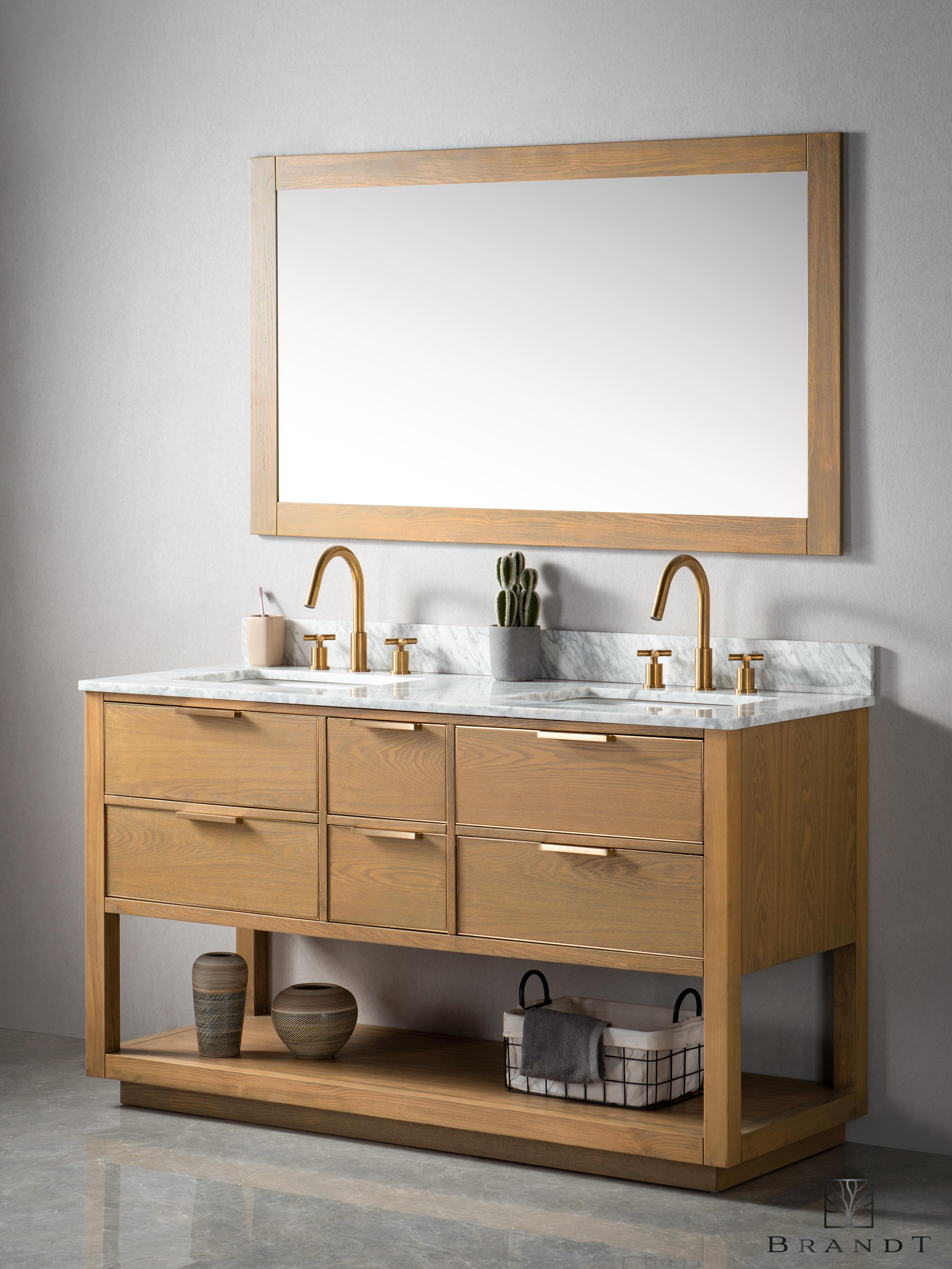 150 cm Gulvstående Baderomsmøbel i Eik fra Brandt Bad I utrolig Kvalitet med 6 Skuffer og en lang Hylle underst. Messingdetaljer rundt Skuffene. Benkeplate i Ekte Carrara Marmor.