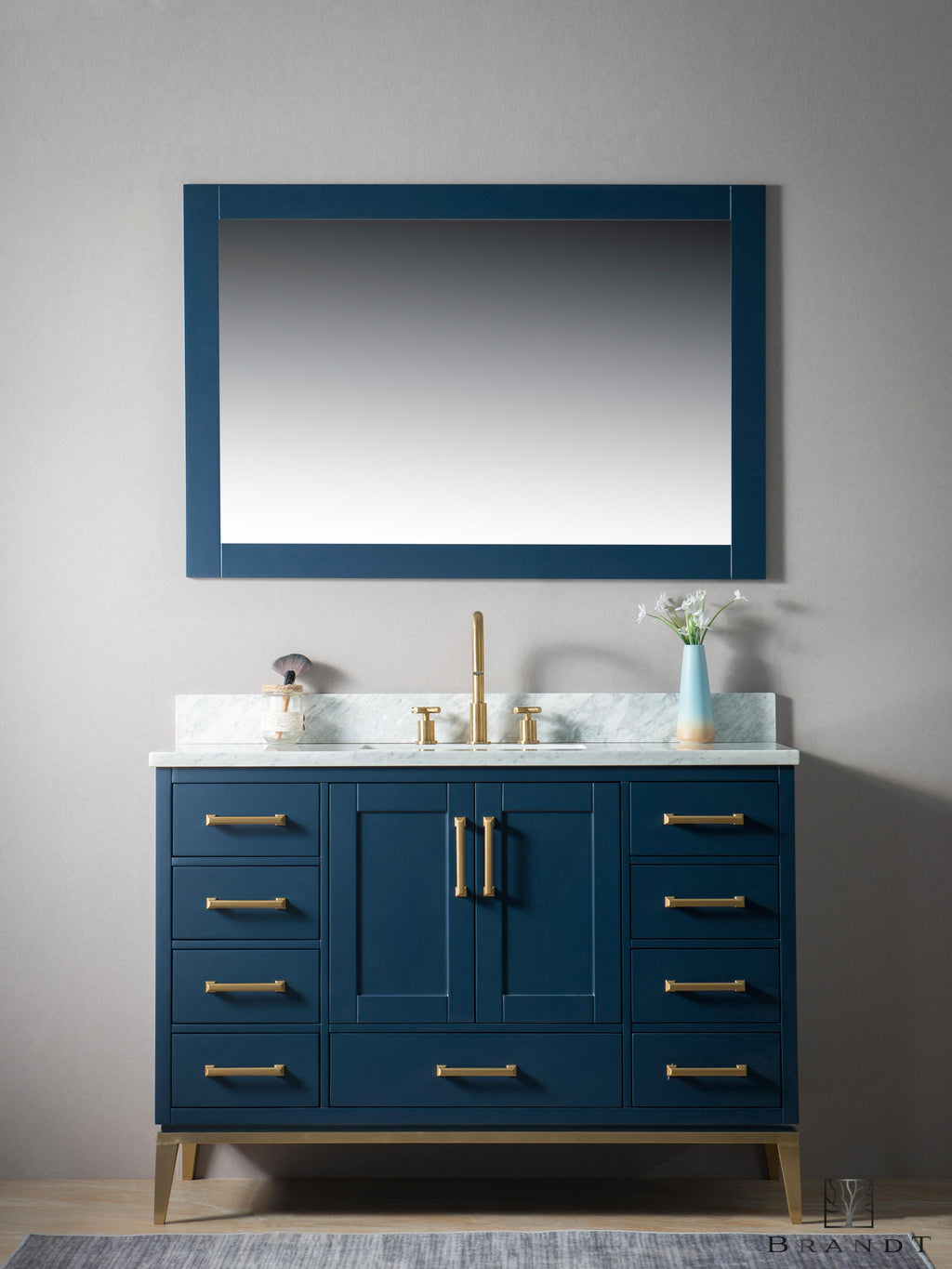 120 cm Heltre Admiralblå Gulvstående Baderomsmøbel fra Brandt Bad med Ben og Håndtak i Messing og Benkeplate i Ekte Carrara Marmor.