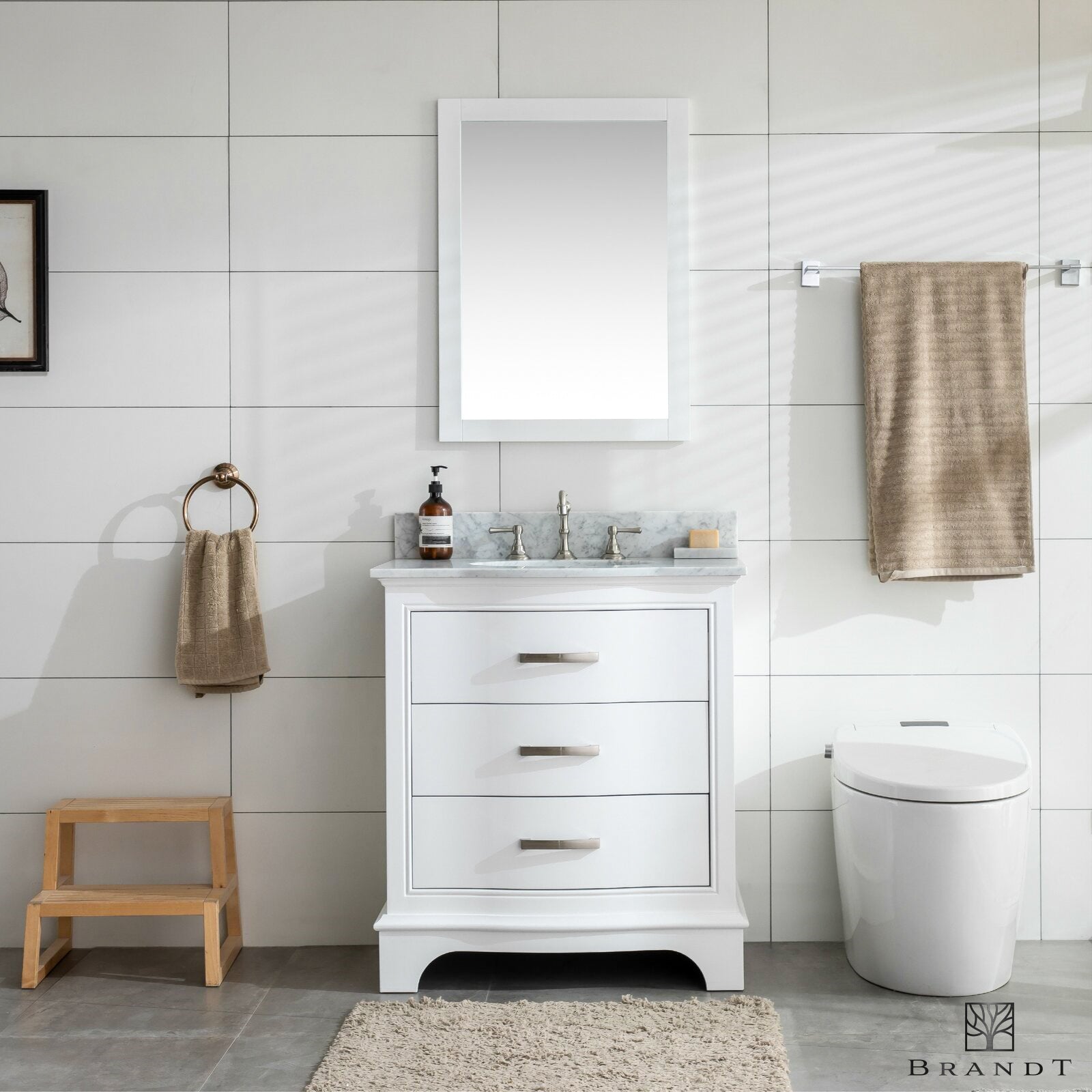 Gulvstående Heltre Servantskap i Klassisk Hvit fra Brandt Bad med Buede Fronter og benkeplate i Carrara Marmor sett forfra.
