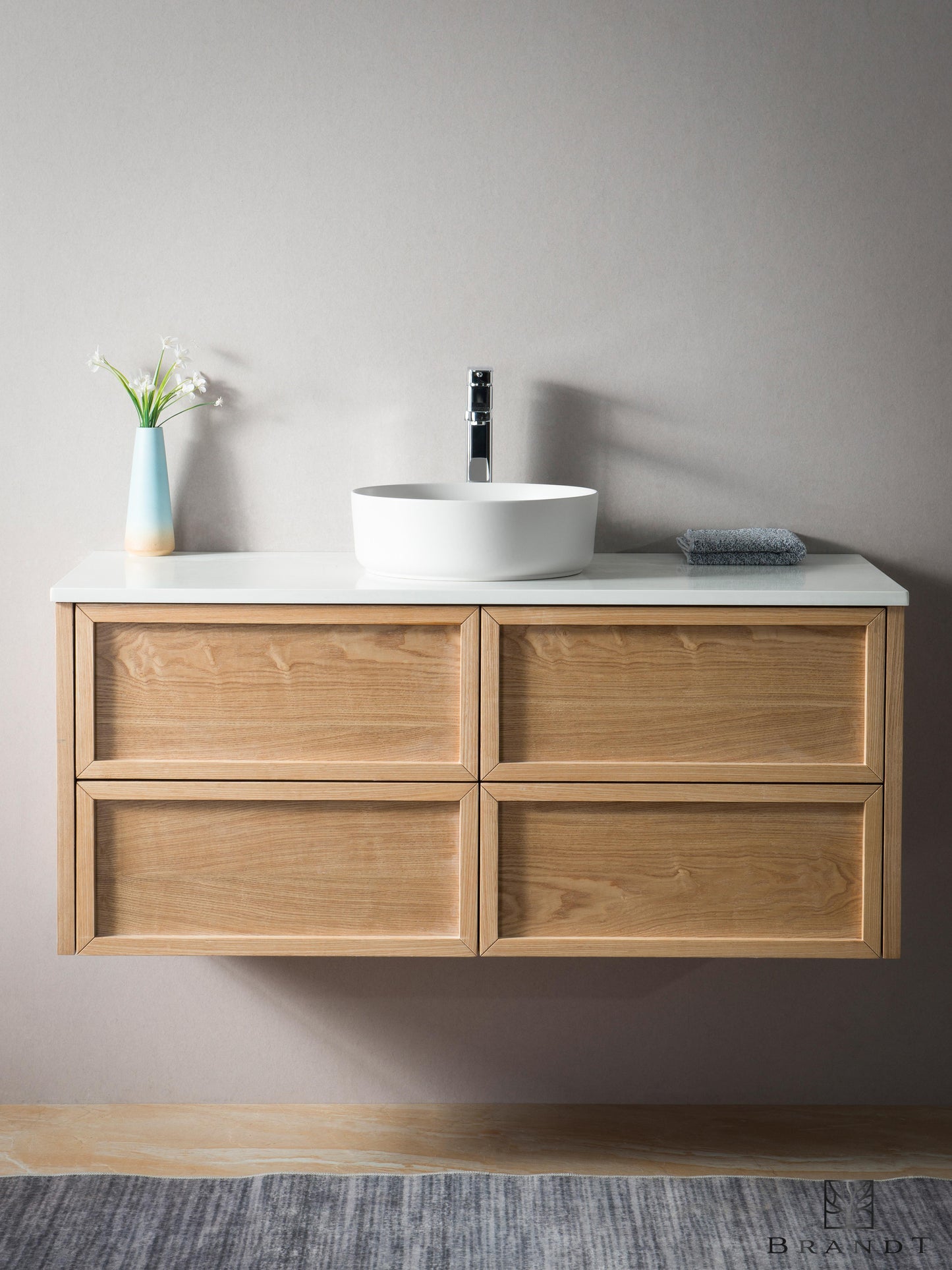 Moderne 120 cm Vegghengt Heltre Baderomsmøbel med 4 skuffer i Eik fra Brandt Bad med Benkeplate i Hvit Quartz Kompositt med Hvit bolleservant.