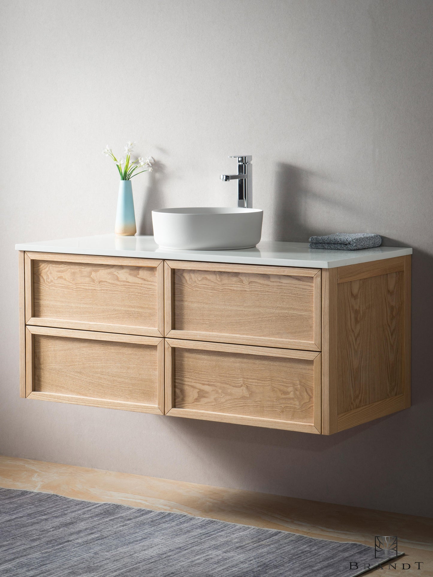 Moderne 120 cm Vegghengt Heltre Baderomsmøbel med 4 skuffer i Eik fra Brandt Bad med Benkeplate i Hvit Quartz Kompositt med Hvit bolleservant.